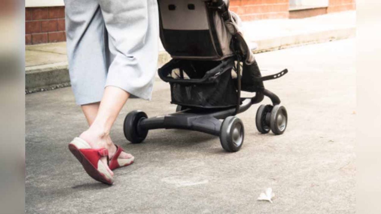 VIDEO: Bebé sale disparado luego de que auto impactó su carriola en cruce