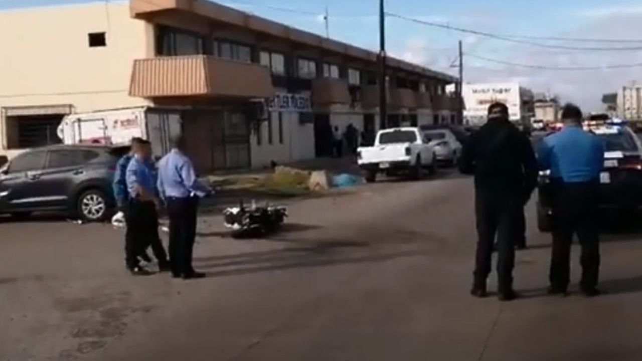 Motociclista muere al impactarse con una camioneta en un fatal accidente