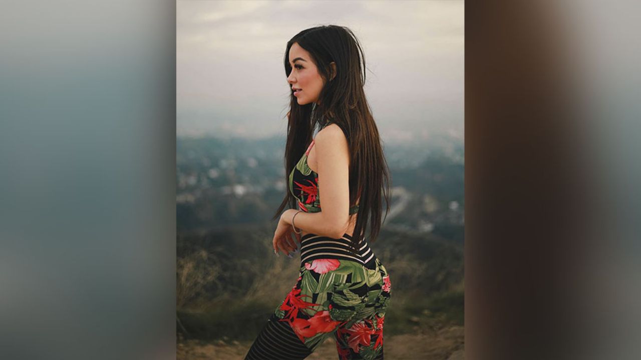 Caeli derrocha sensualidad sentada al disfrutar de su bebida junto a la piscina