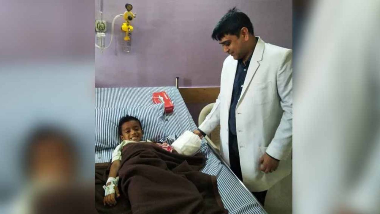 FUERTES IMÁGENES: Cortadora de césped le arranca la mano entera a niño