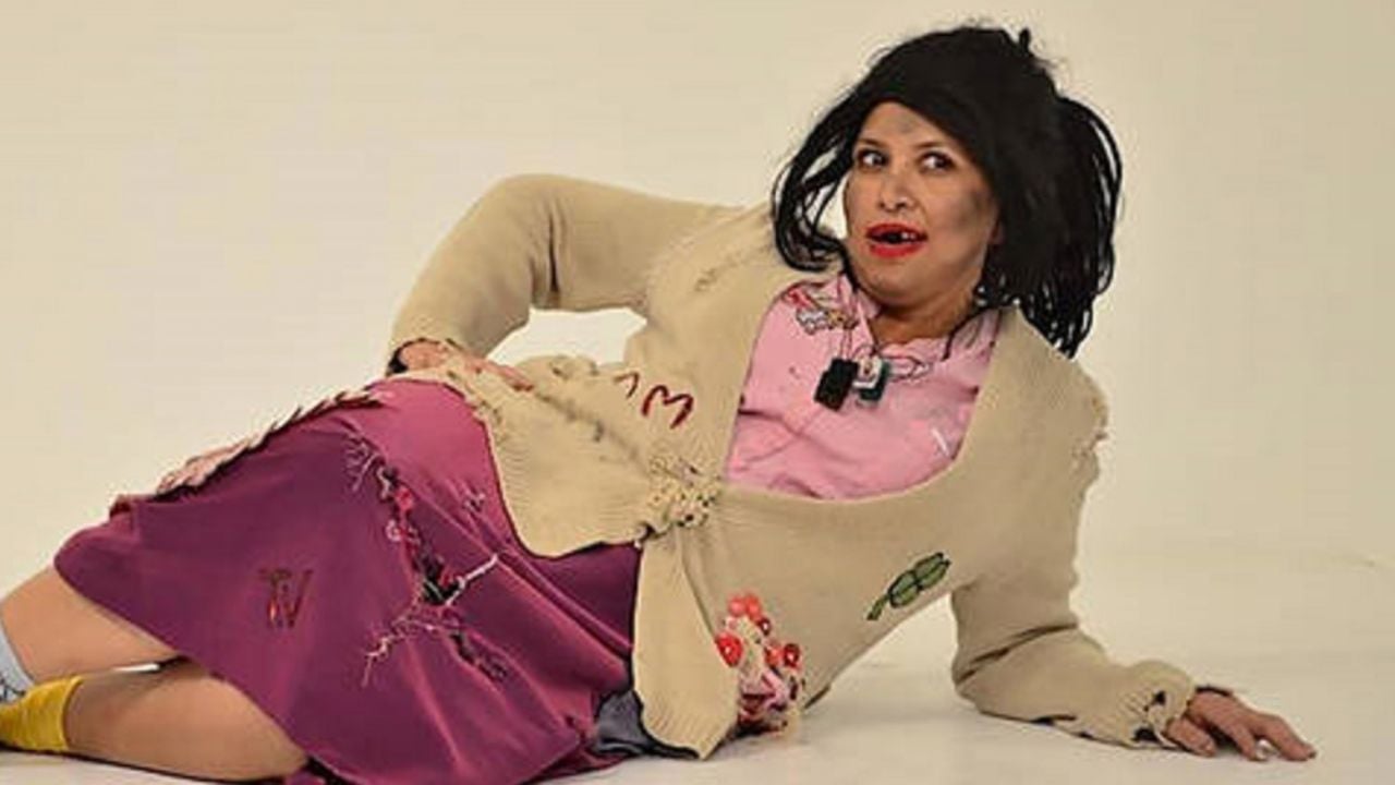 ¡Irreconocible! ‘La Chupitos’ sorprende al lucir maquillada y en elegante vestido