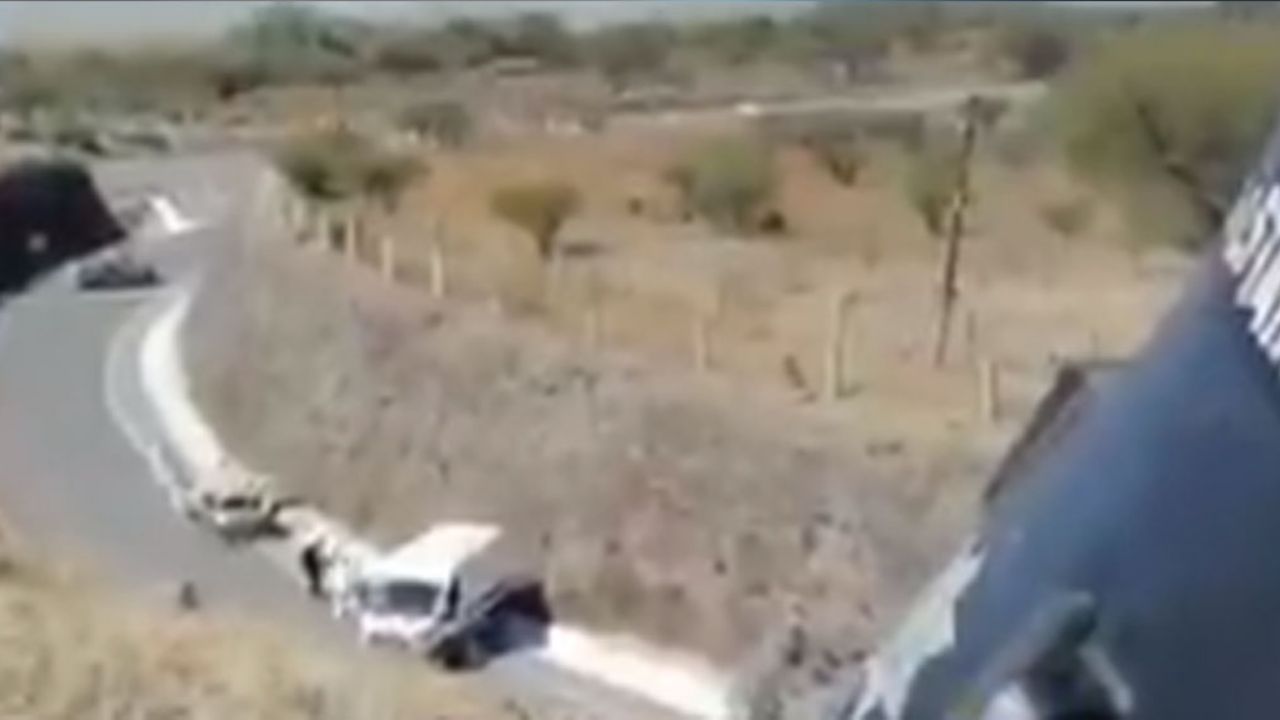 3 personas son asesinadas y colocadas en auto calcinado en medio de la calle