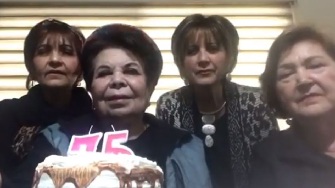 VIRAL: Señoras fallan en intento de tomarse selfie y enternecen las redes