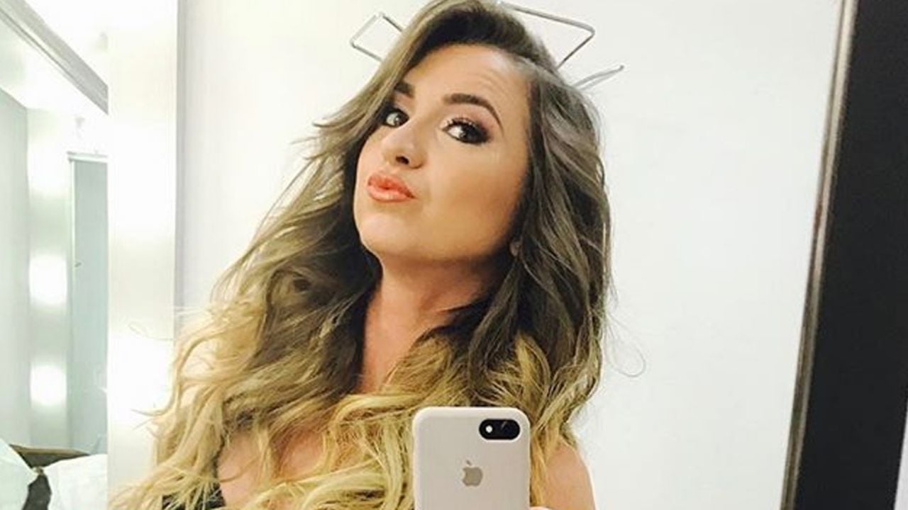 VIDEO: Sin pudor alguno, Ingrid Brans ‘La Reata’ deja ver debajo de su vestido