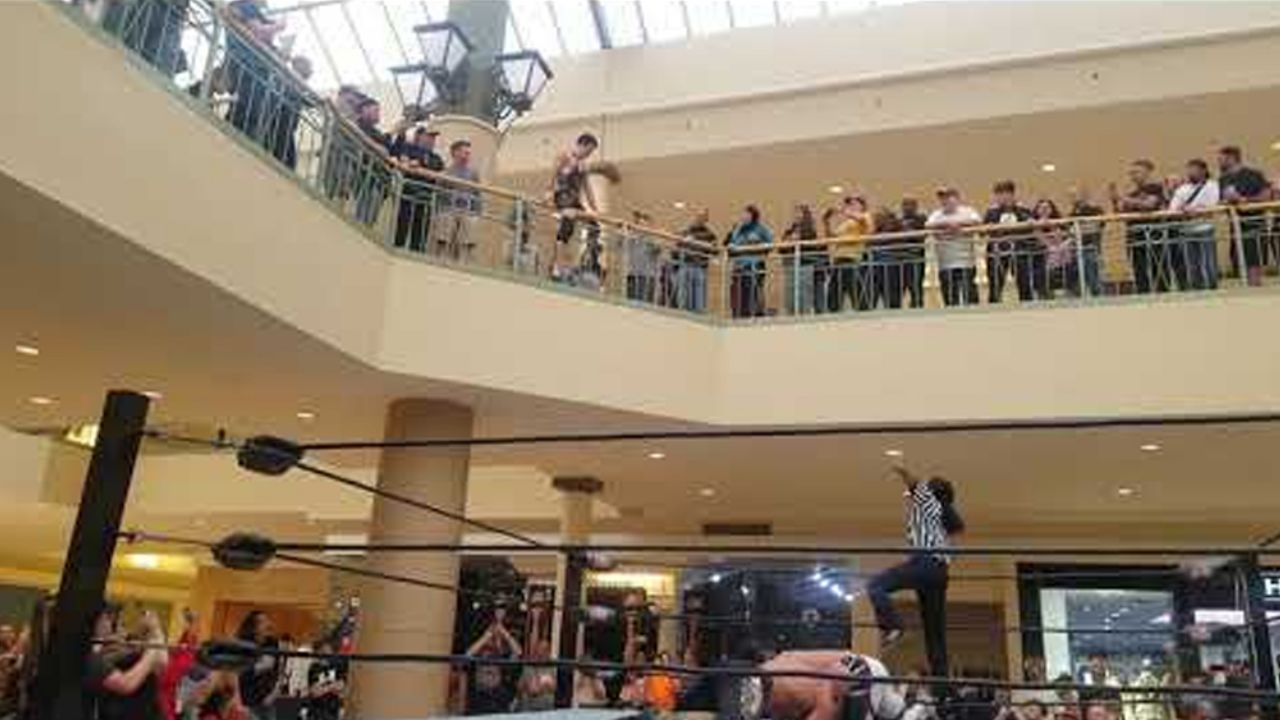 VIDEO: Luchador asusta a su público tras saltar desde un segundo piso