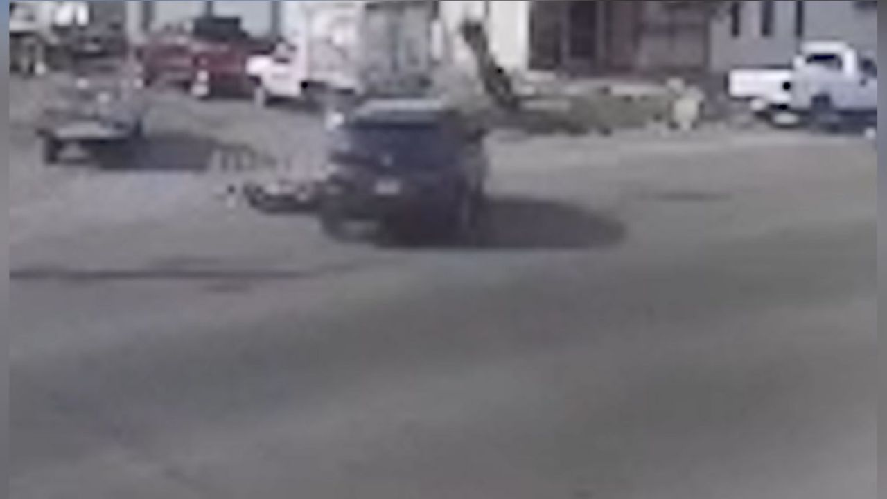 El momento en el que un motociclista muere al impactarse con una camioneta