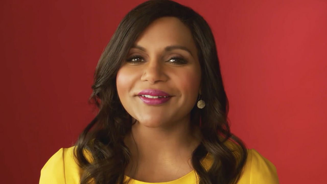 Mindy Kaling acude a la alfombra roja con guardia por su carisimo collar