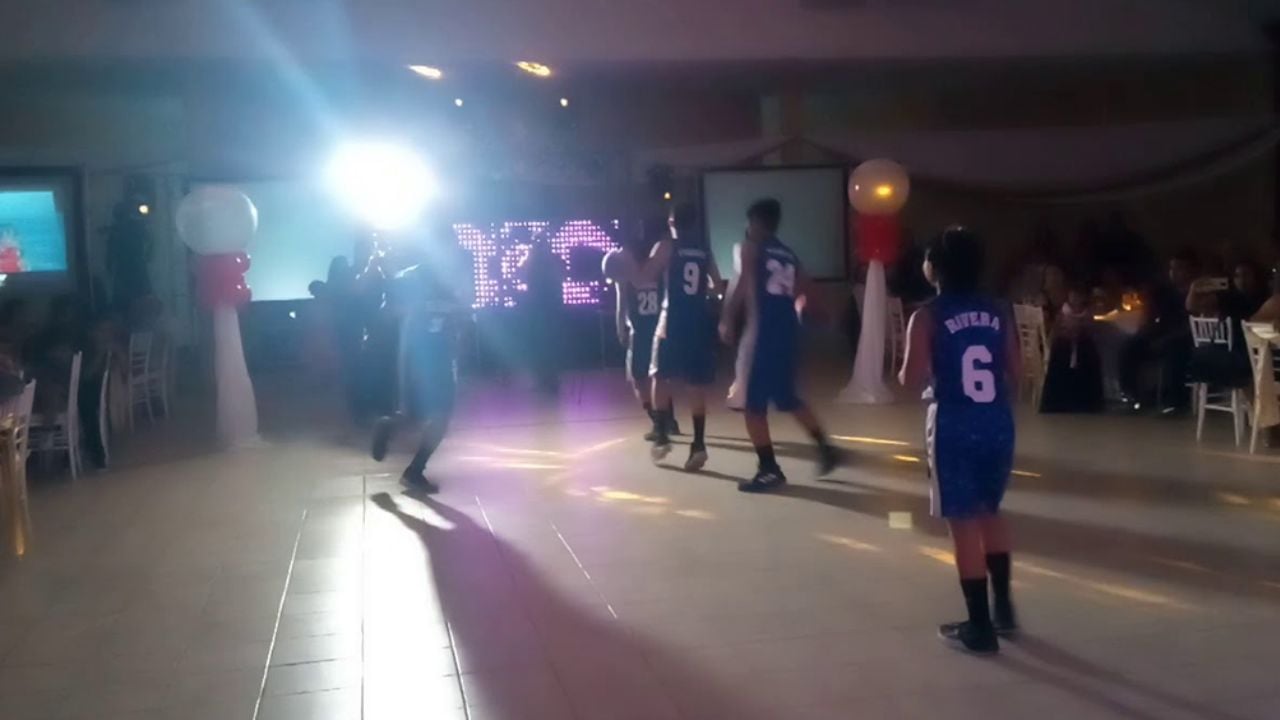 Al estilo ‘Rosa de Guadalupe’, joven baila vals con temática de basquetbol
