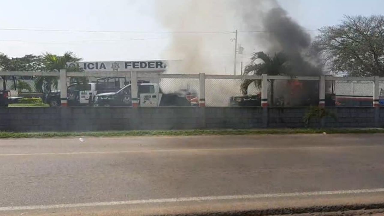 VIDEO: Turba enfurecida incendia patrulla de la Policía Federal