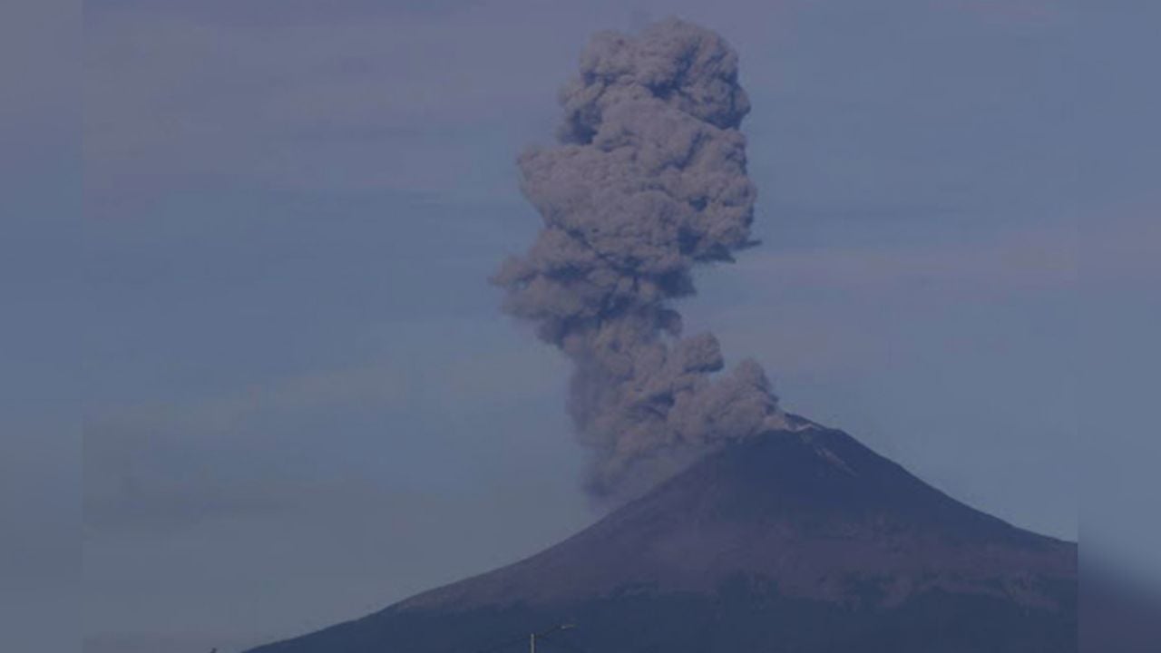 En 24 horas, Popocatépetl registra 85 exhalaciones de gases y cenizas