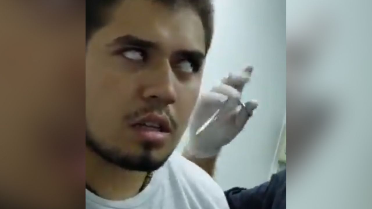 VIRAL: Joven pierde el conocimiento mientras le perforaban la oreja