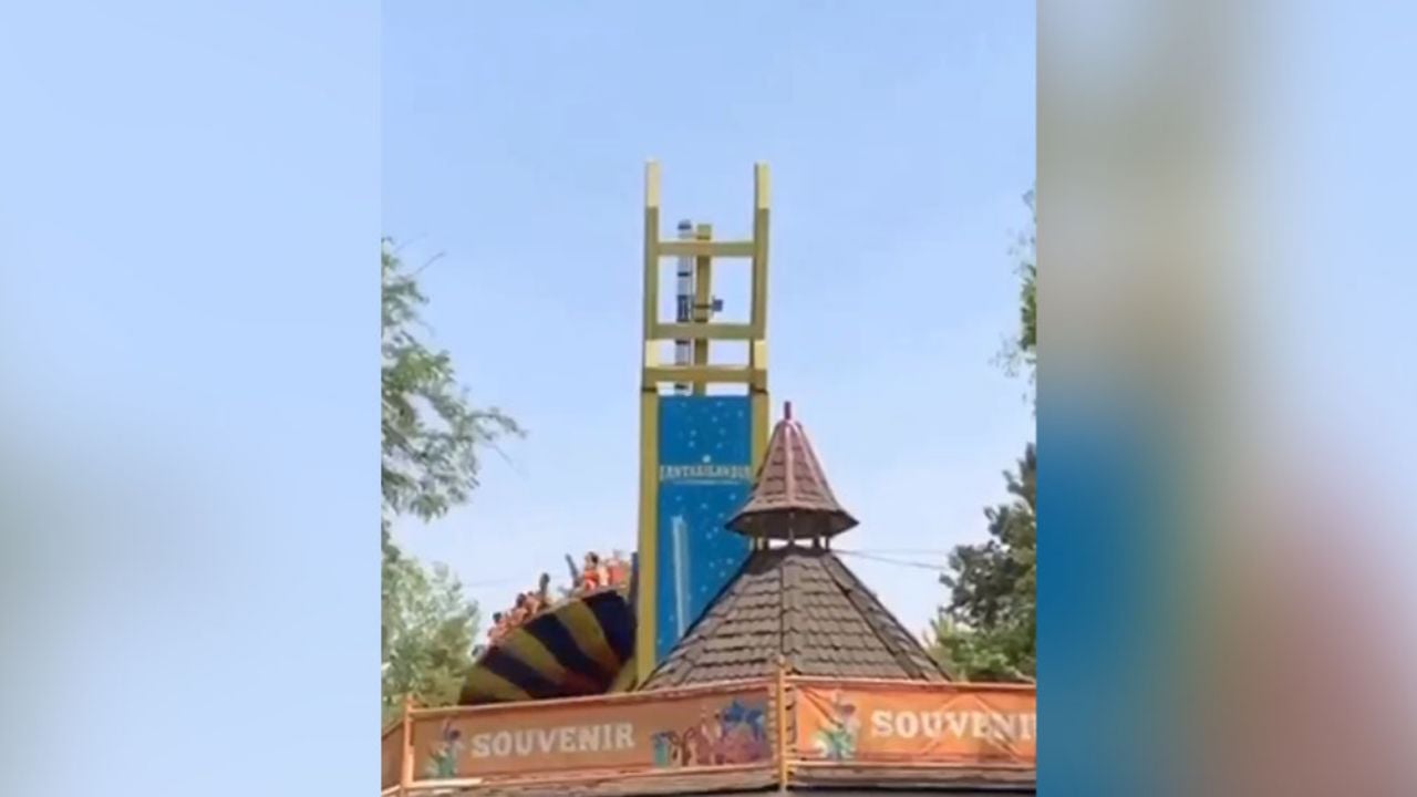 Por falla en juego mecánico, personas quedan suspendidas a más de 80 metros