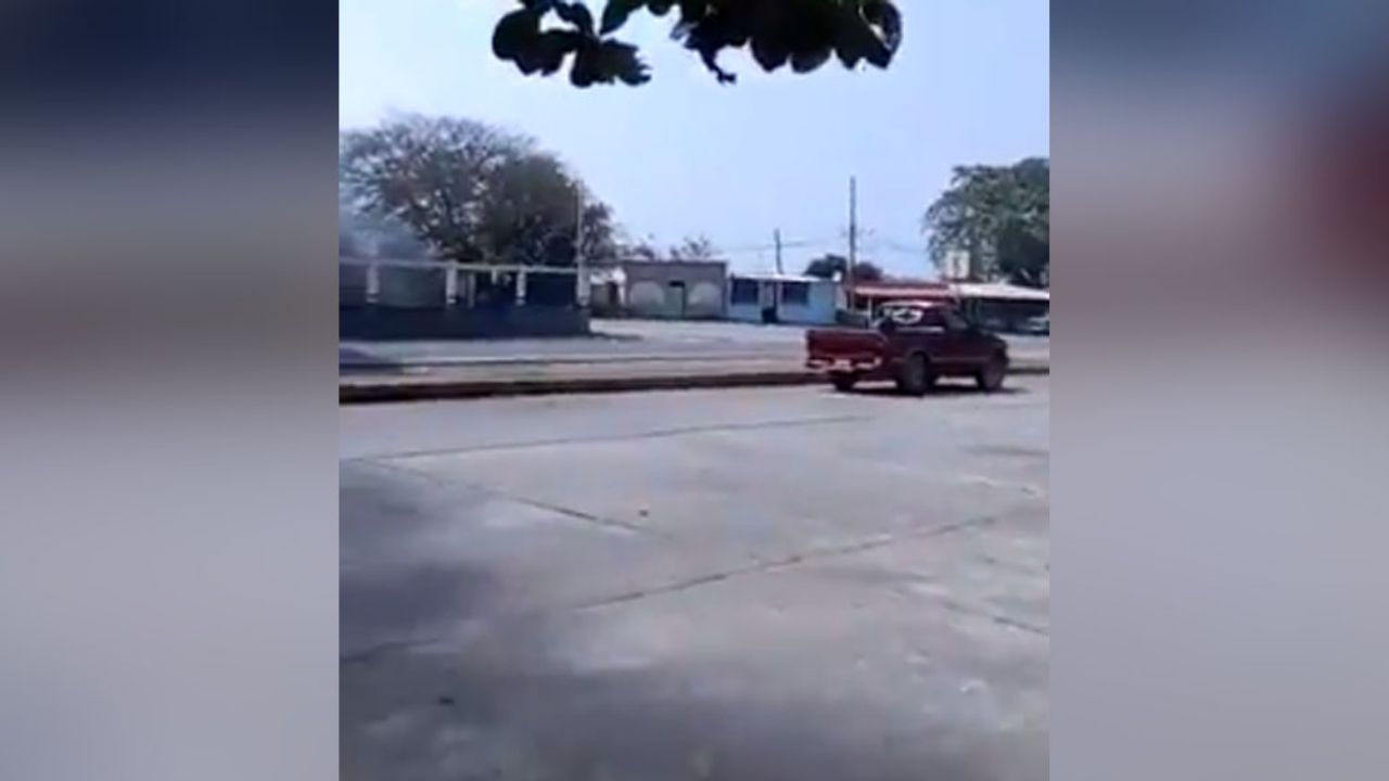 Autodefensas se enfrentan a policías e incendian una patrulla