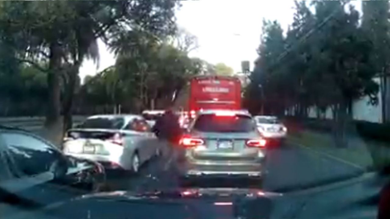 VIDEO: Cámara de seguridad de vehículo capta asalto a otro conductor
