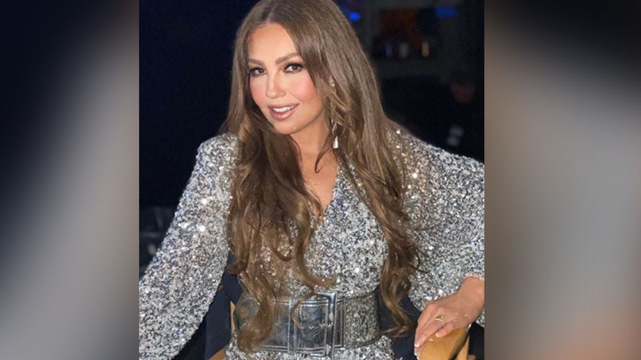 Thalía se abre de piernas y deja ver de más en sensual vestido abierto