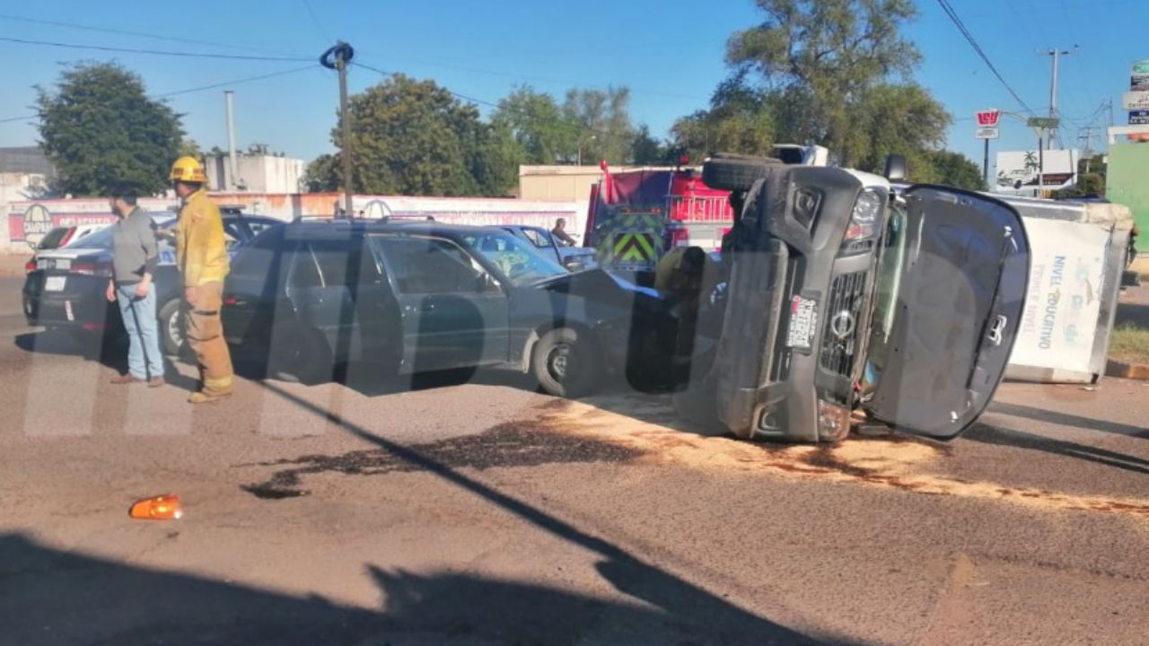 Encontronazo entre sedán y vagoneta resulta en aparatosa volcadura