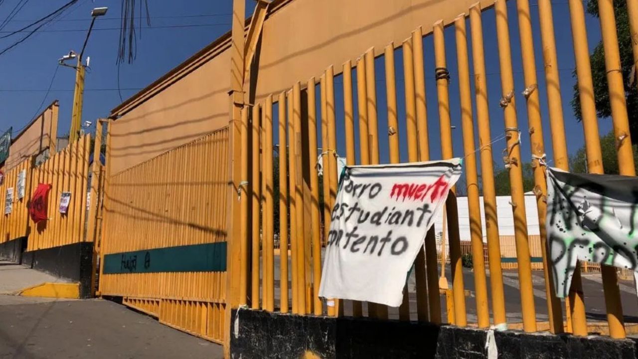 (VIDEO) La UNAM sigue de rehén: Encapuchadas toman otra vez la Prepa 8