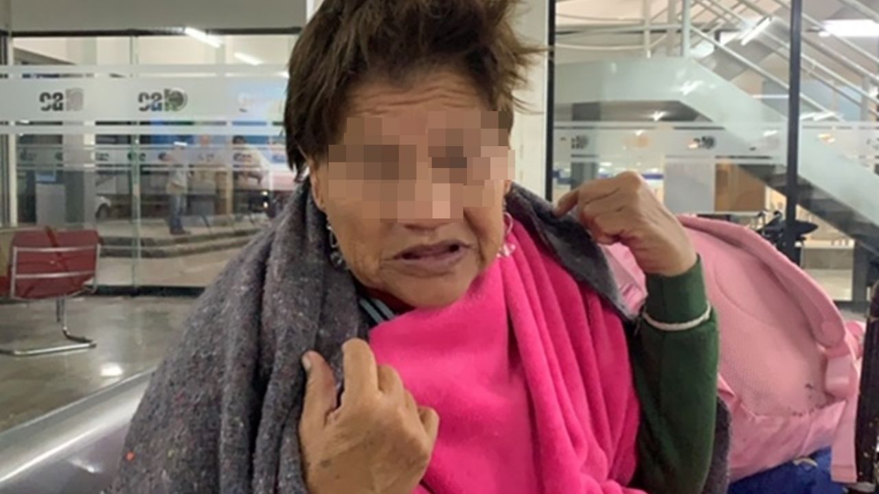 Redes acusan de estafadora a mujer ‘abandonada’ en central de Hermosillo