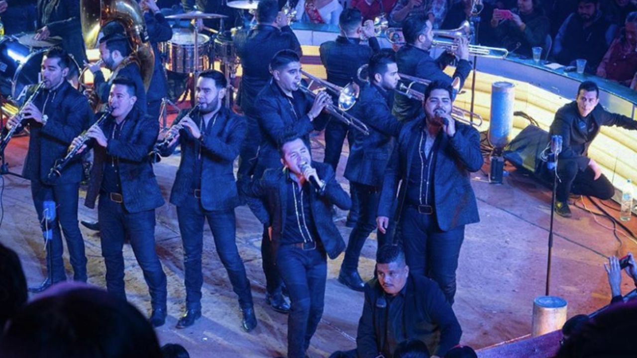 ¡Tremendo botellazo! Vocalista de La Adictiva es agredido en show de NY