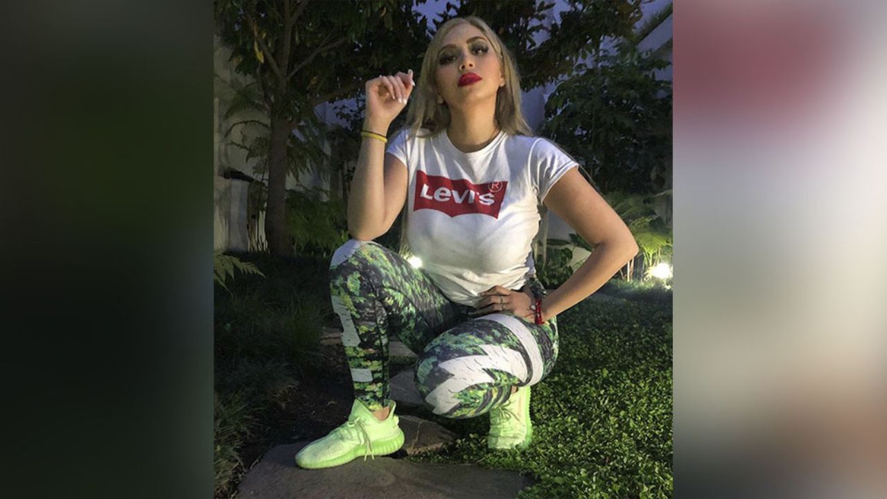 En día nublado, ‘La Bebeshita’ exhibe sus enormes curvas en diminuto bikini