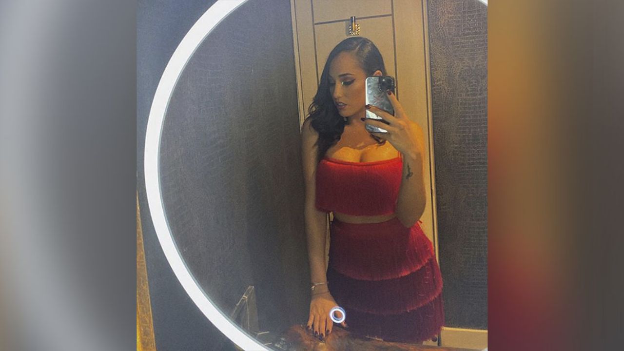 Keyla Caputo eleva la temperatura recargada en la puerta en lencería