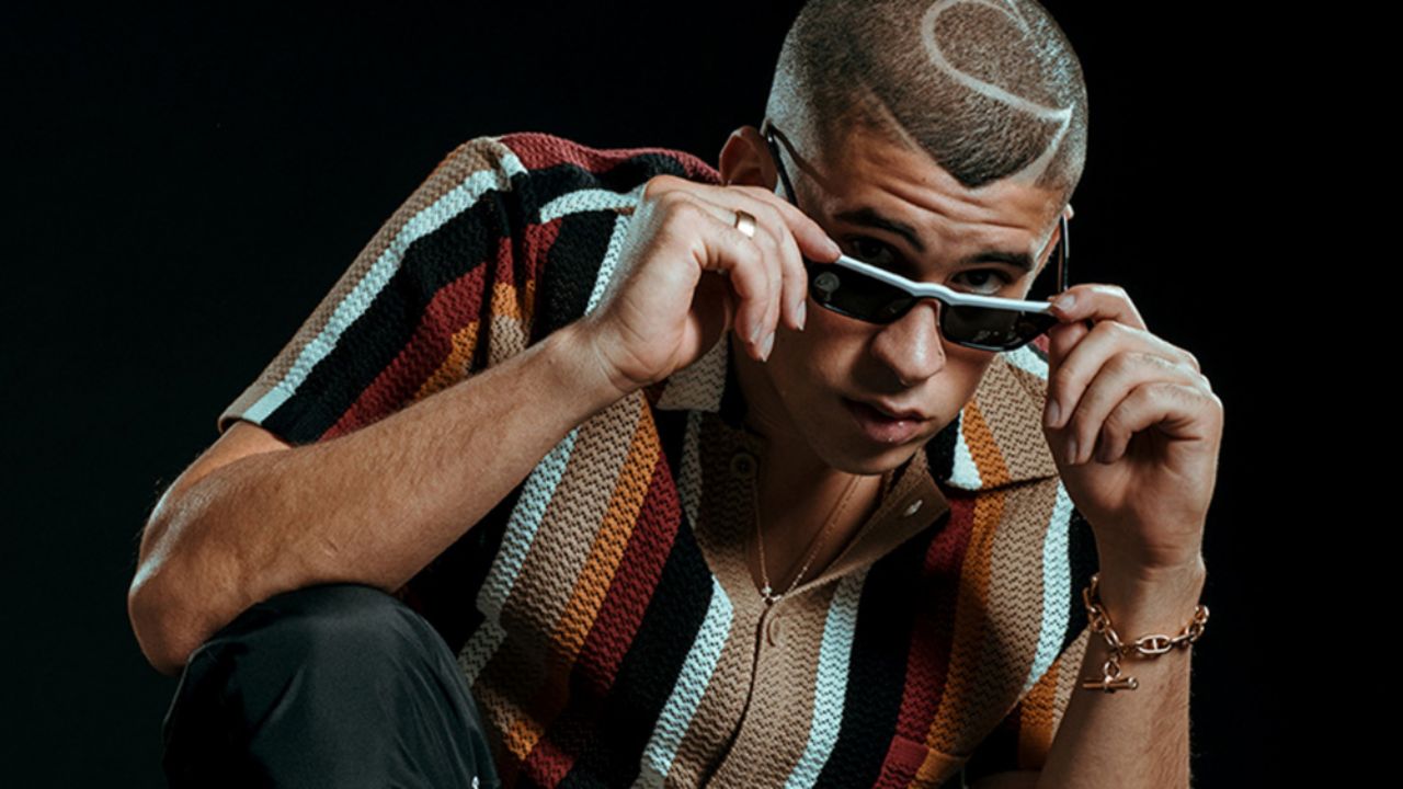 ¿Imitaría a Justin Bieber? Bad Bunny se deja ver con ‘look’ más adulto