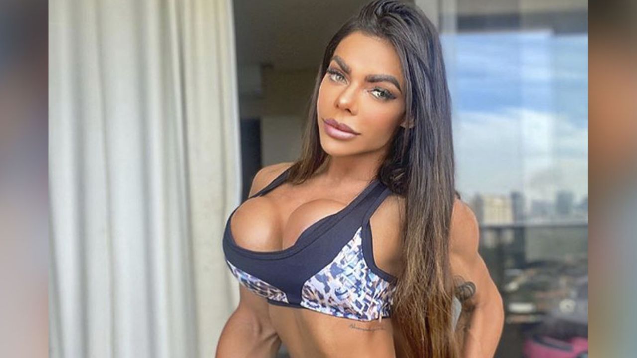 Acostada en el piso, Suzy Cortez deleita pupilas en mallas y sin nada de ropa