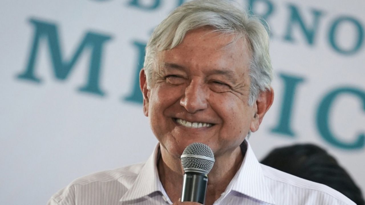 AMLO se lanza contra Panteón Rococó por criticar la rifa del avión presidencial