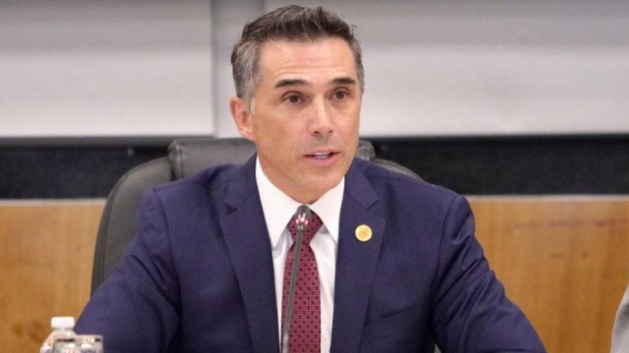 Reconocen a Sergio Mayer con Doctorado Honoris Causa; redes lo tunden: “Mediocre país”