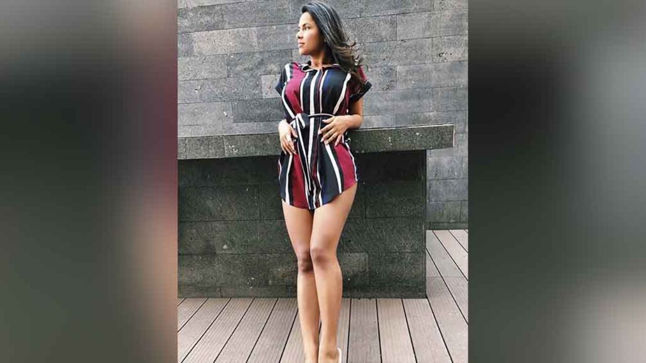 Ania Gadea asolea su descomunal cuerpo arriba de una mesa en poca ropa