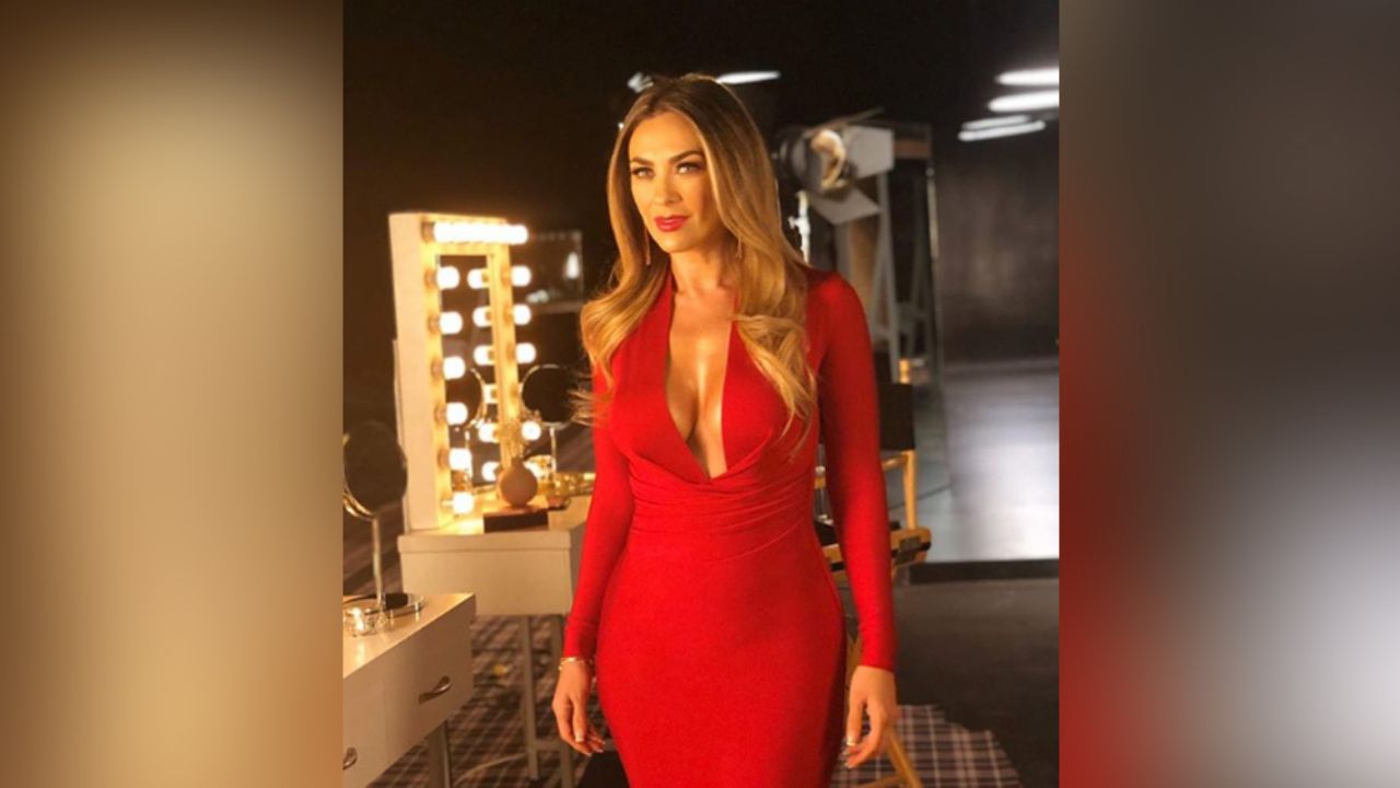 Aracely Arámbula es manoseada por 4 personas mientras se pinta los labios