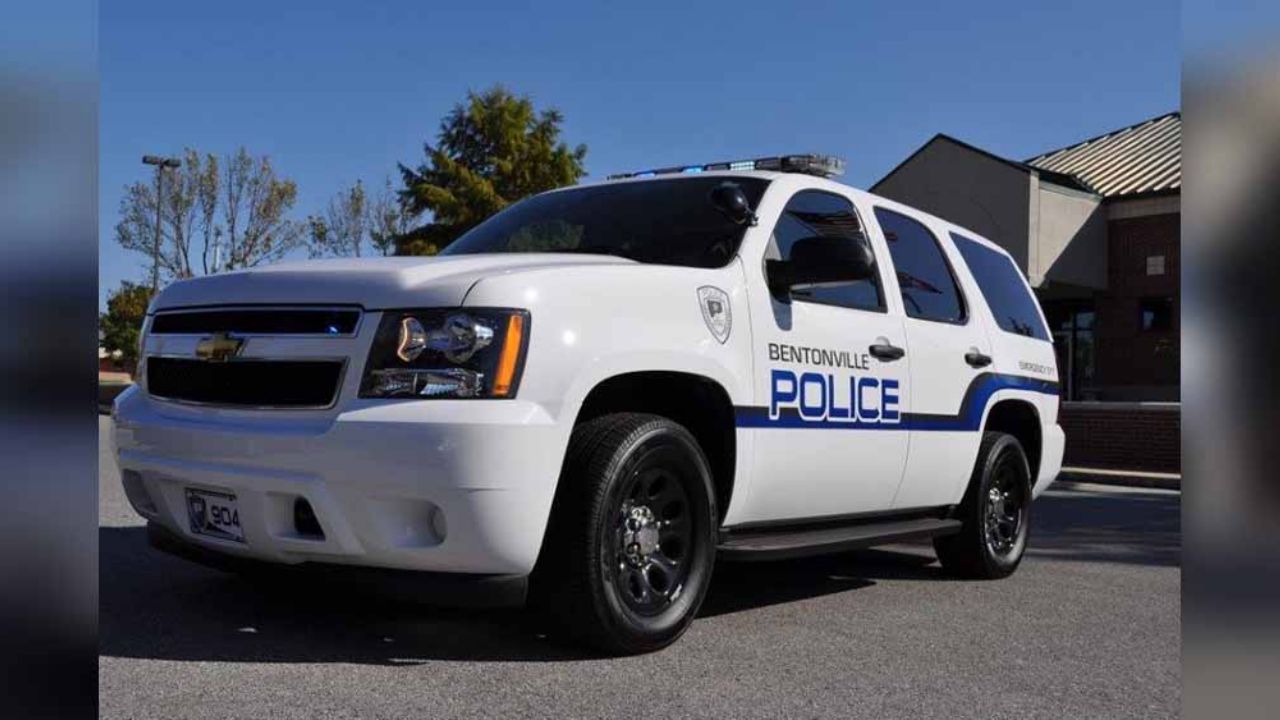 Tras estrellar auto, ebrio sujeto se echa a llorar en lugar de salvar a su hijastro