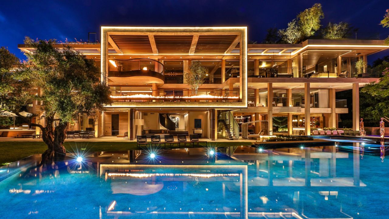 CEO de Amazon se jacta de su fortuna y compra la mansión más cara de LA