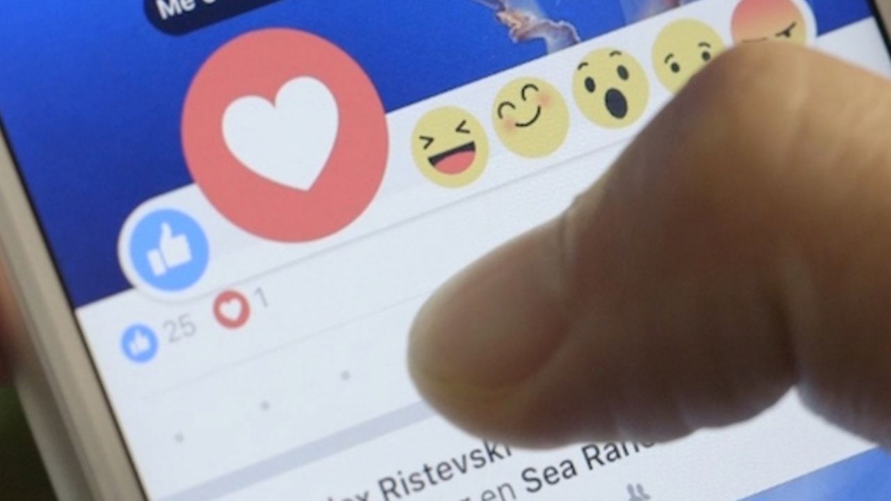 Maestra ayuda a alumno a ganar concurso de San Valentín y se hace viral