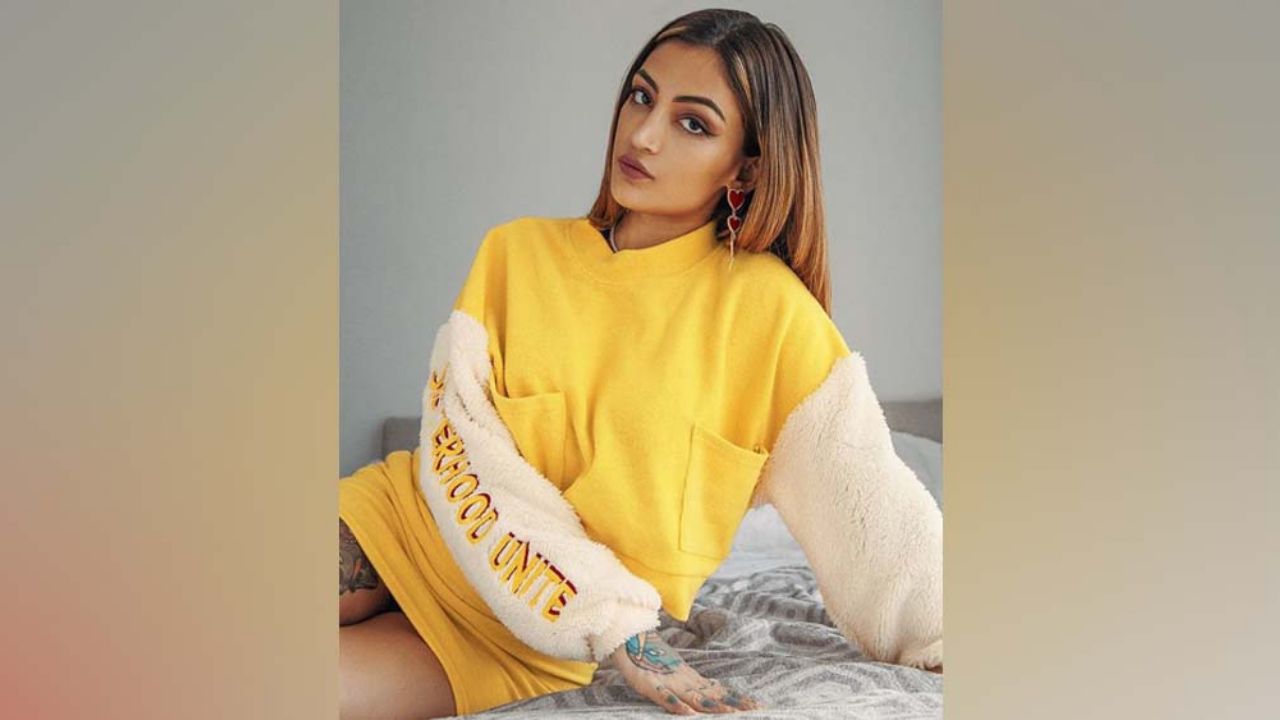 En atrevido conjunto, Matu Garcés presume su prodigiosa retaguardia