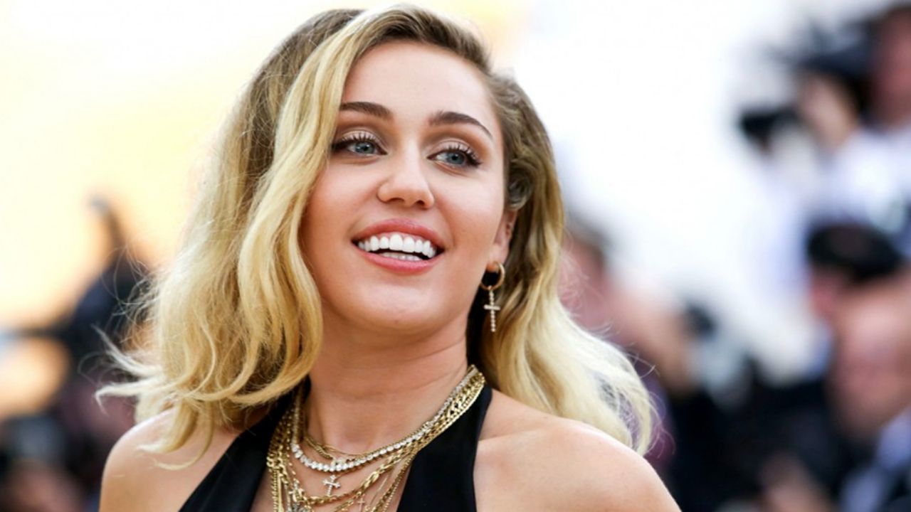 ¿Otra vez? Miley Cyrus burla censura de Instagram y muestra pezón en foto