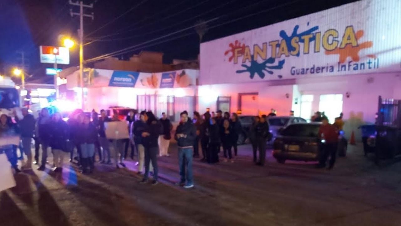 Padres bloquean calles de Nogales por cierre de guardería del IMSS