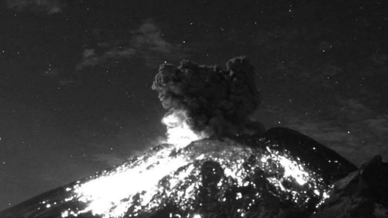 VIDEO: Volcán Popocatépetl emite espectacular explosión con fragmentos