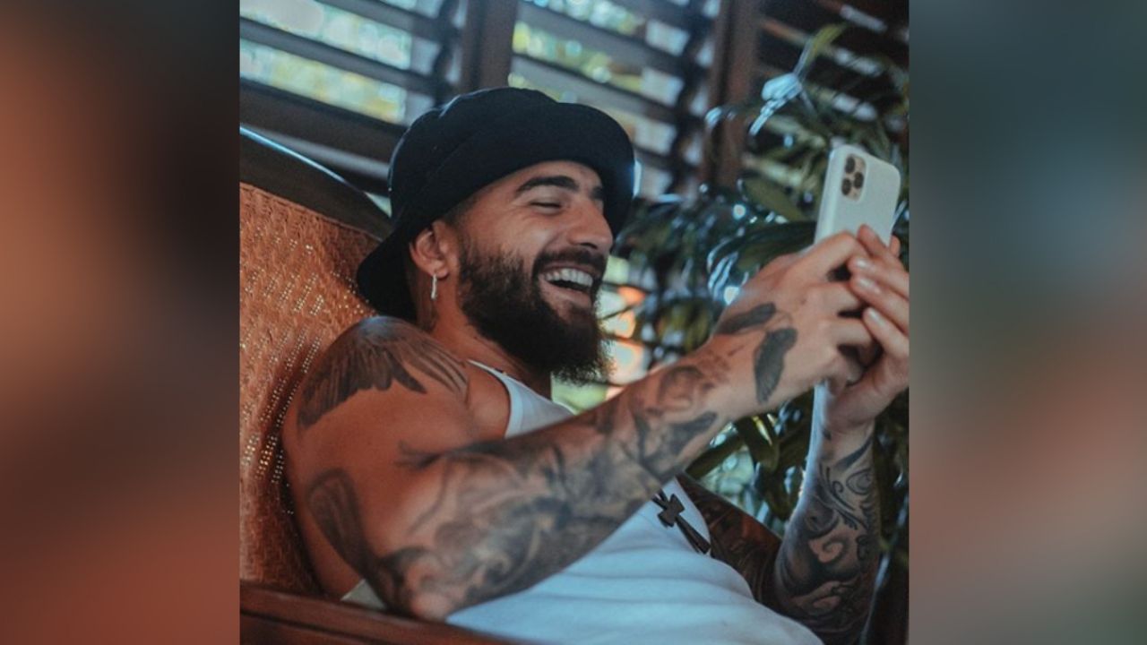 Maluma desata las burlas de sus amigos al no saber como usar un cubre bocas