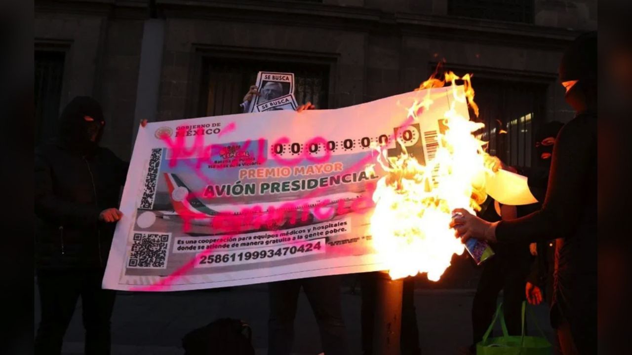 Colectivos feministas queman boleto de la rifa del avión presidencial