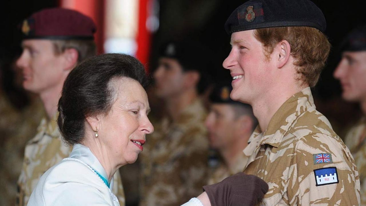 Harry estaría furioso con su tía Ana; la royal se quedaría con su título militar