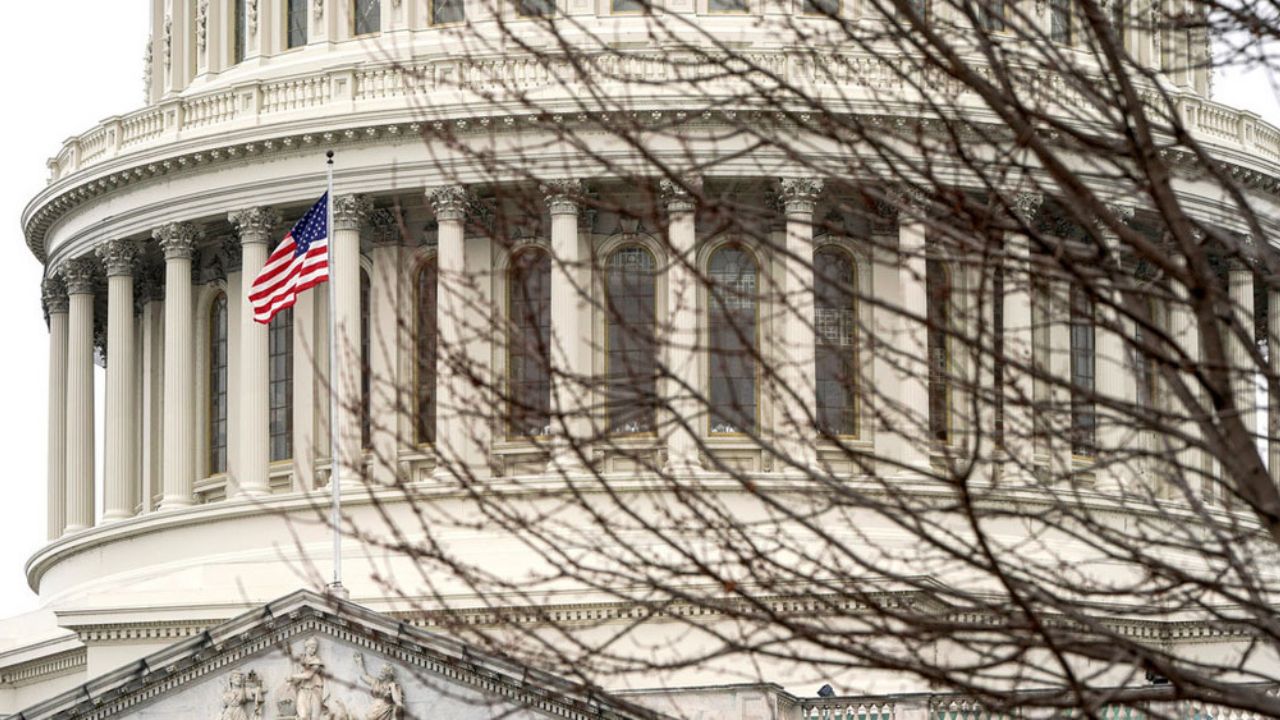 Senado de EU aprueba limitar capacidad militar de Trump para atacar Irán