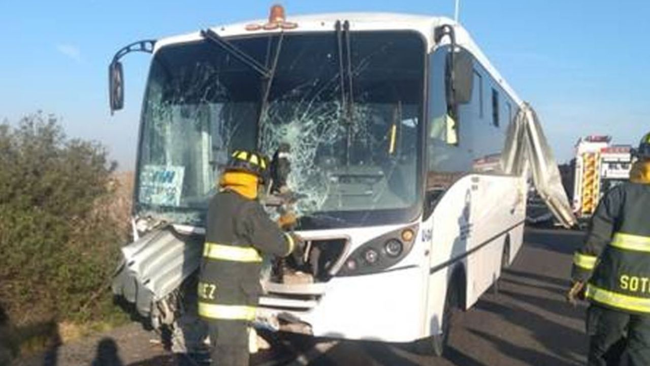 Barra de contención perfora y atraviesa autobús en Puebla; van 40 heridos