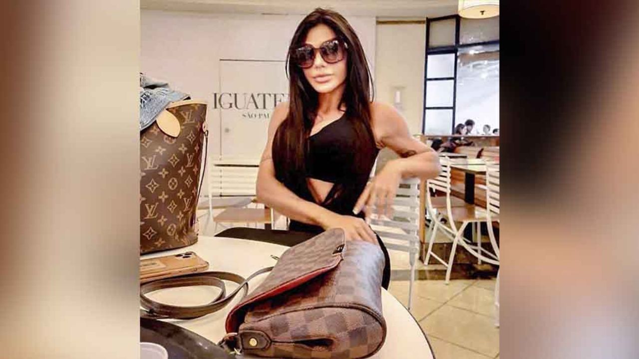 Pegada a la ventana, Suzy Cortez presume su abdomen en poca ropa