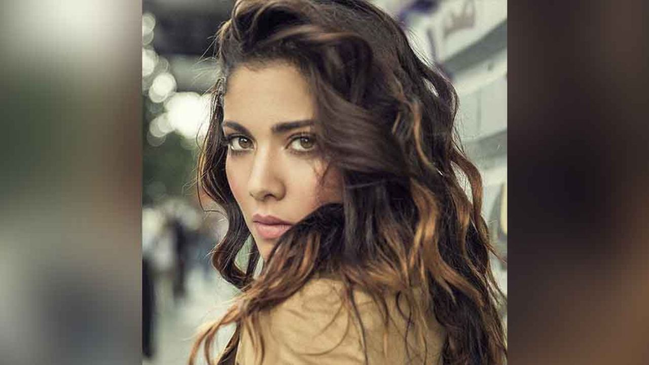 Érika Fernández roba suspiros frente al espejo en diminuta lencería