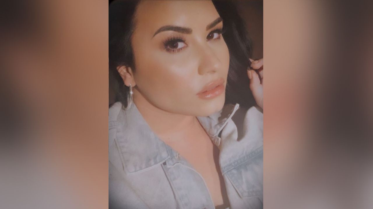 Filtran foto de Demi Lovato al mostrar sus ‘lonjitas’ en ajustada ropa deportiva