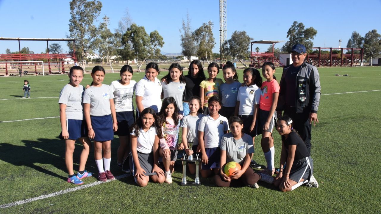 Niñas de la primaria Juan Escutia son campeonas en futbol en Navojoa