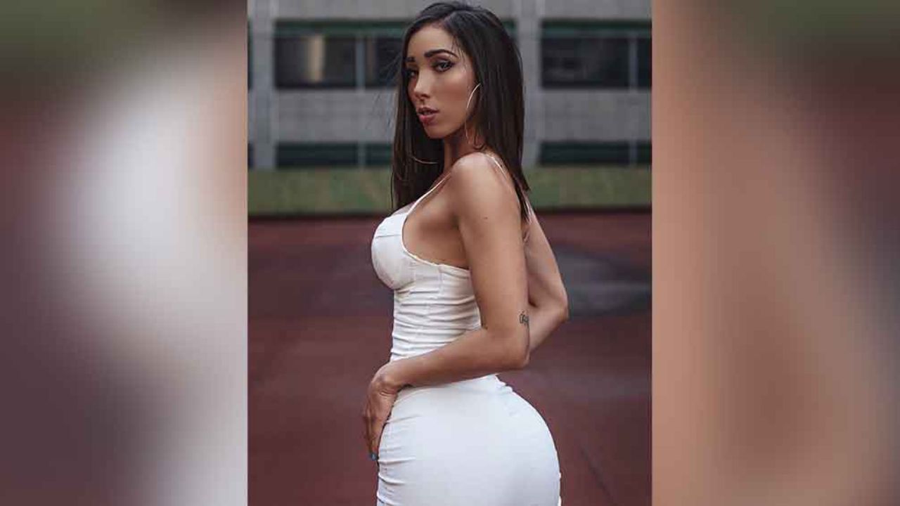 Danik Michell deja ver su atlética figura sentada en ajustados leggings