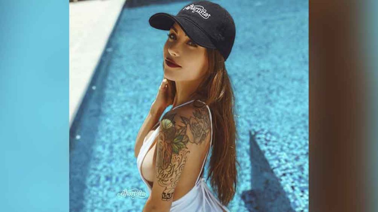 Arriba de la cama, Melanie Pavola eleva la temperatura al mostrar su abdomen