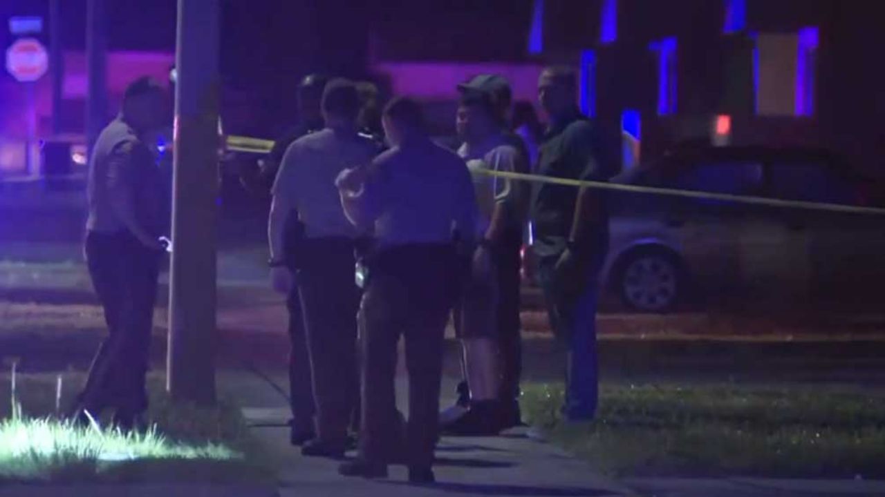 Hombres acribillan a pareja gay que se besaba dentro de auto; uno está grave